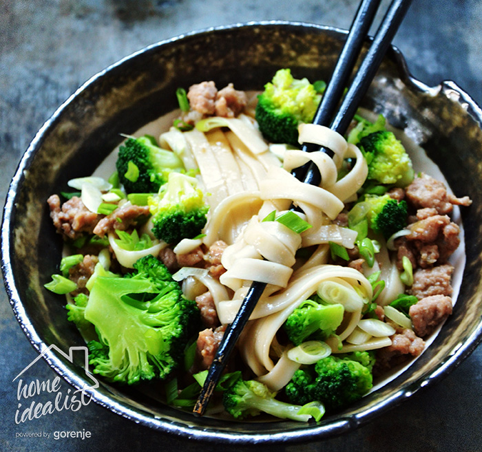 udon-with-chicken-and-broccoli