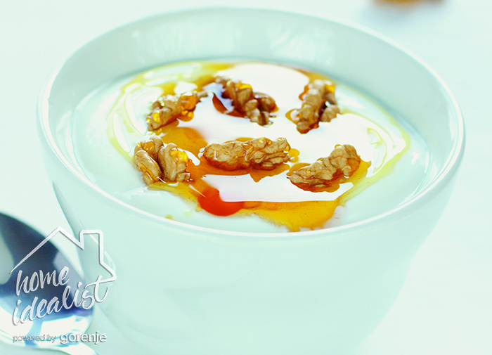 greek_yoghurt_with_walnuts