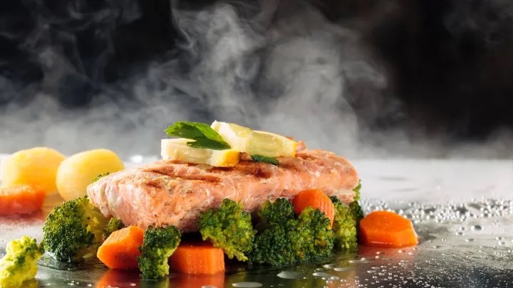 steamed_salmon_with_veggies